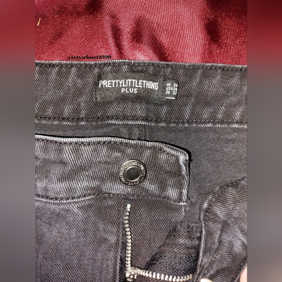 PrettyLittleThing Long Leg Straight Jeans with Distressed Hem in black - Picture 5 of 12